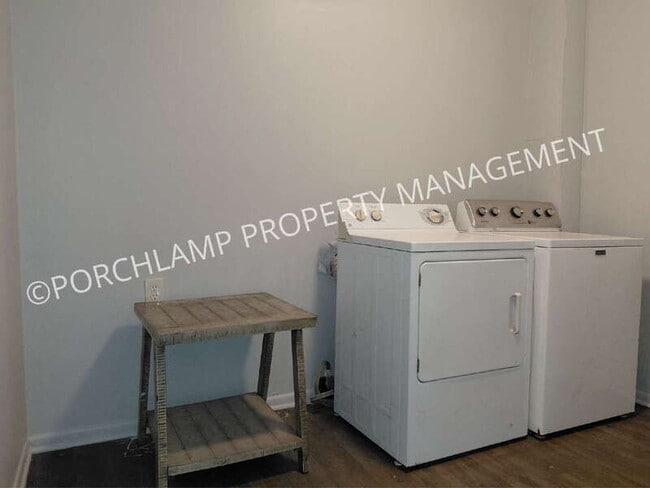 Building Photo - 403 E Broadway Ave