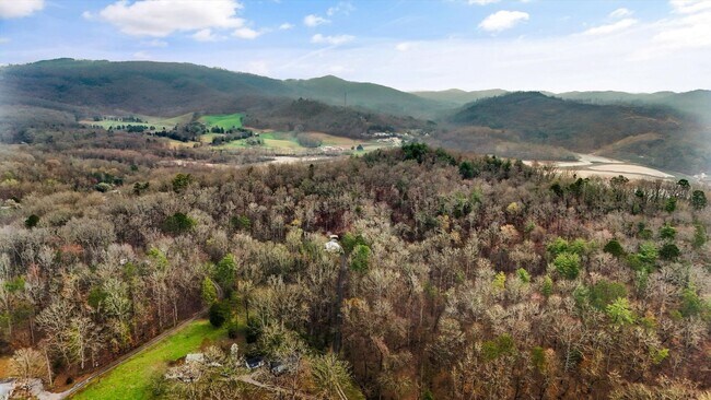 Building Photo - Harriman 37748 - Charming 2-bedroom, 1.5-bathroom Home nestled on 3.8 acres of woods - Contact Ch...