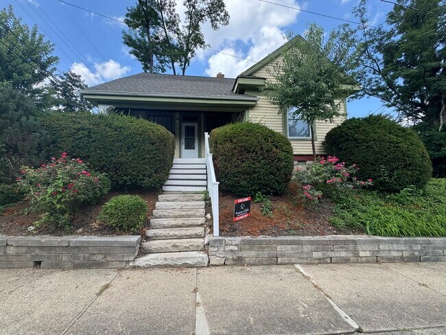 Primary Photo - 215 E 9th St