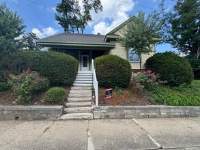 Building Photo - 215 E 9th St