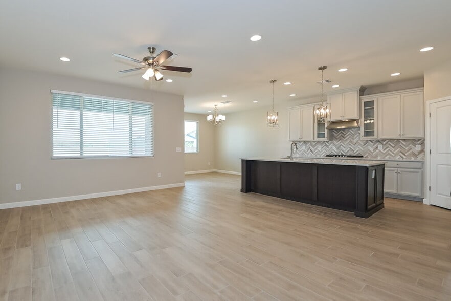 Building Photo - 13854 E Red Oaks Dr