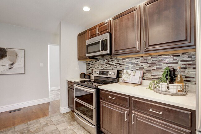 Building Photo - 4 Bed | 2 Bath | Spacious Backyard | Prime...