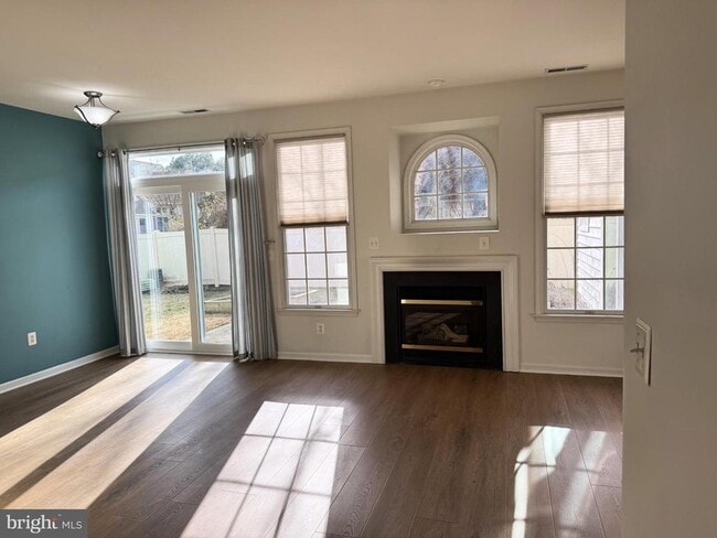 Building Photo - 28400 Pinehurst Cir