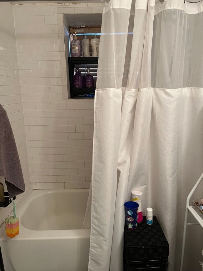 Building Photo - Downtown Bridgeport 1-Bed, 2-Bath with All...