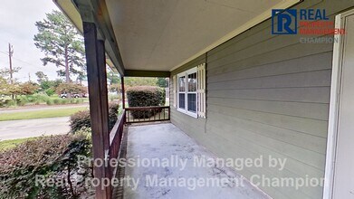 Building Photo - Charming Home Backing up to Arrowhead Park...