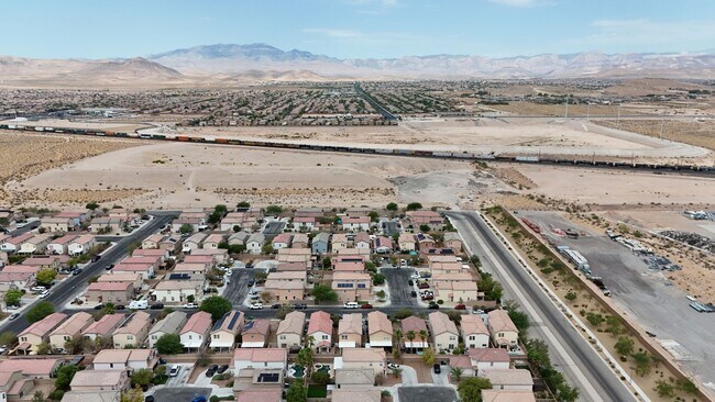 Building Photo - Cozy Furnished 3bed 3bath l Near Southern Highlands
