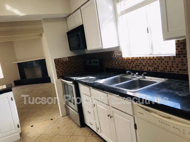 Building Photo - 7742 E Tanque Verde Ln