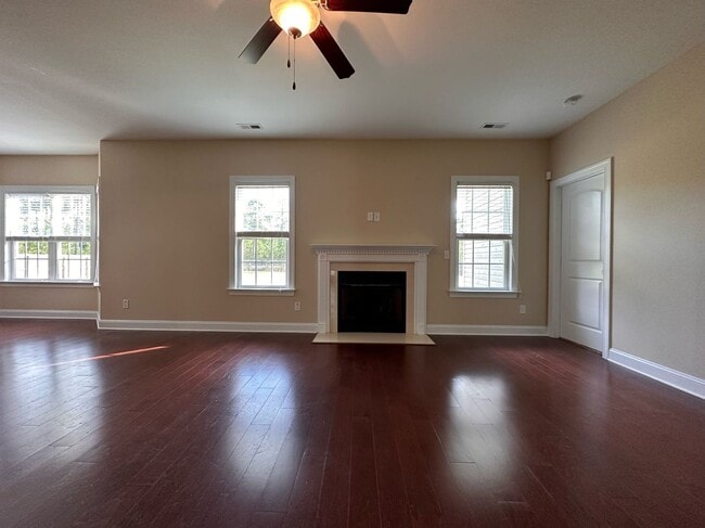 Building Photo - Perfect on Pineflat!