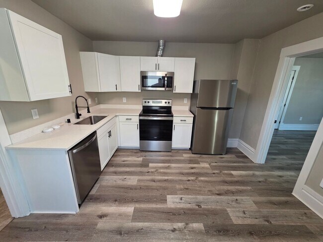 Building Photo - 218 E Baldwin Ave