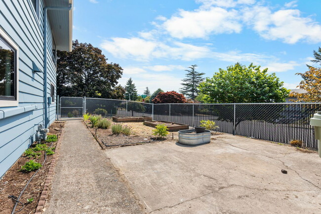 Building Photo - 1425 NW 122nd Ave