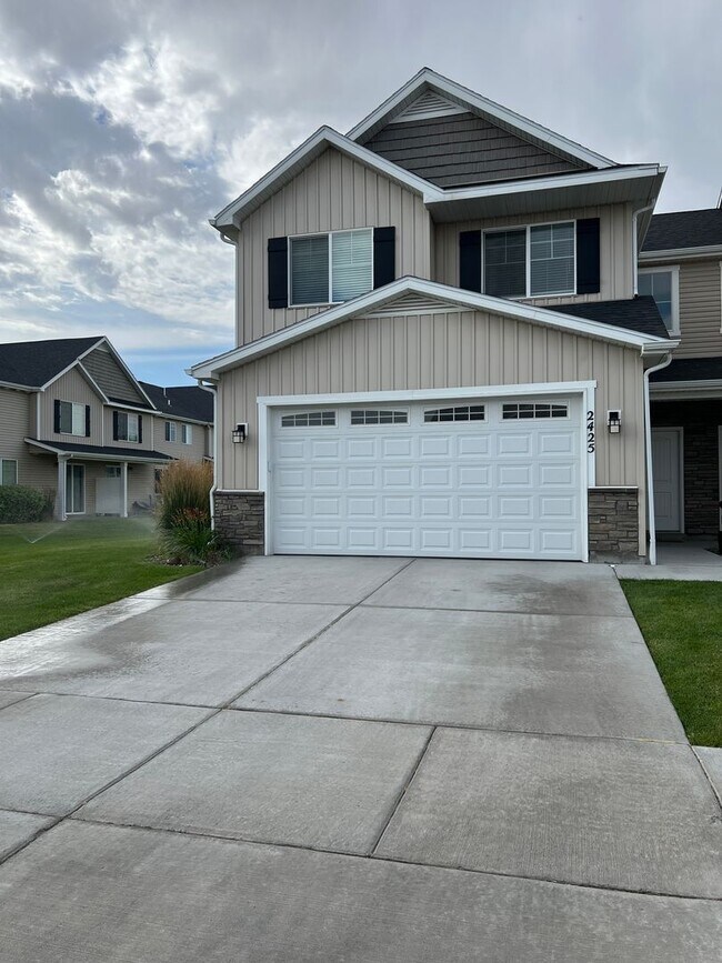 Building Photo - Beautiful 3 Bed, 2.5 Bath Townhome in Summerfield Subdivision | $1,995/month