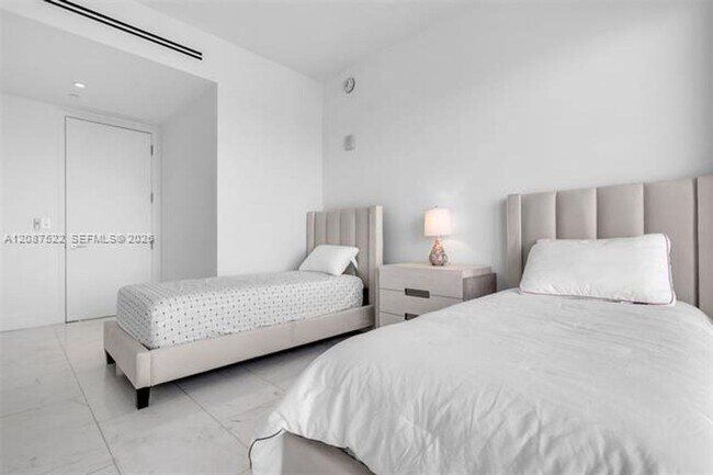 Building Photo - 15701 Collins Ave