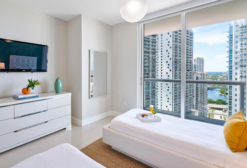 Building Photo - 485 Brickell Ave
