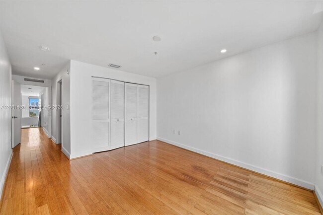 Building Photo - 2000 Bay Dr