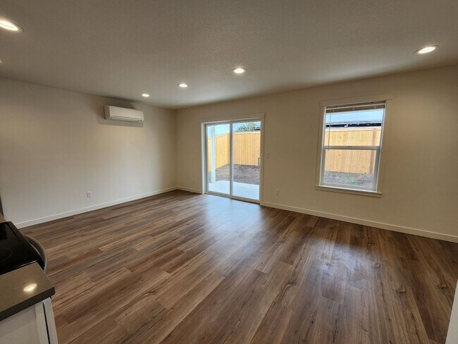 Building Photo - 1006 Peach Rd