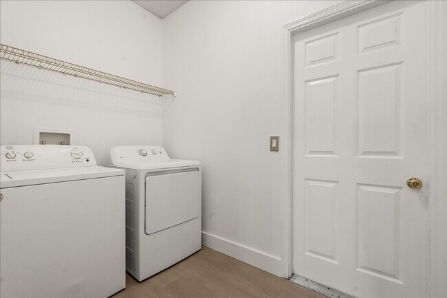 Building Photo - Stunning 4-Bedroom Lakefront Pool Home in Bridgeview at Meadow Woods