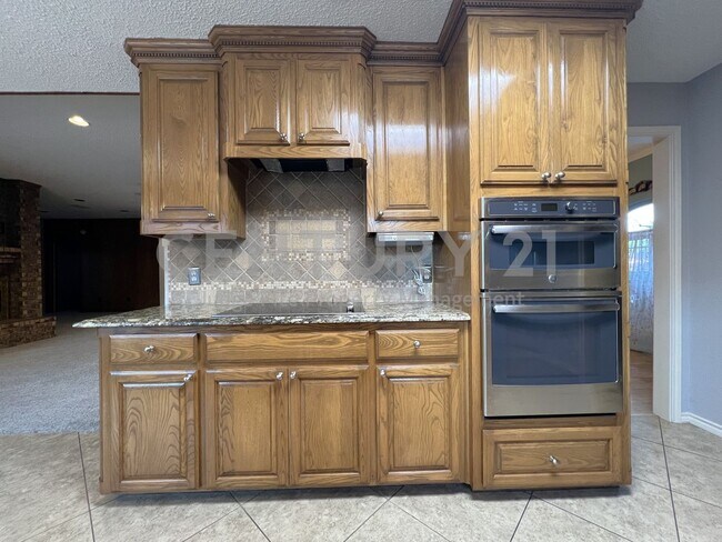 Building Photo - Spacious Single Story 3/2/2 Situated in Pr...
