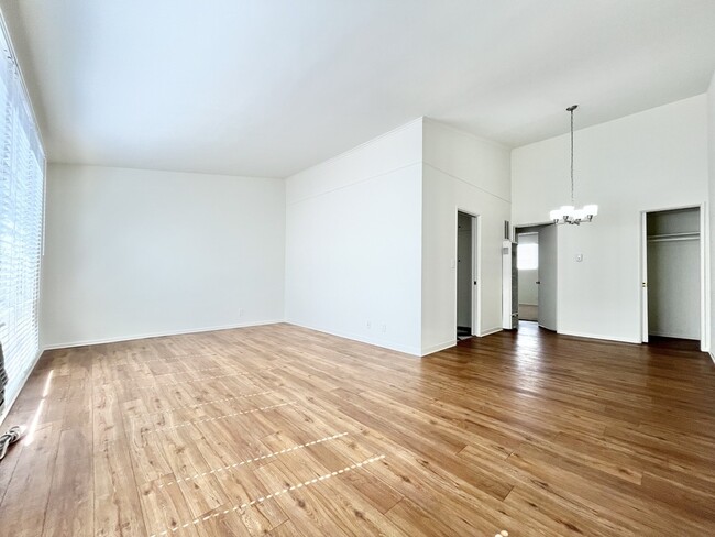 Building Photo - 333 Rexford Dr