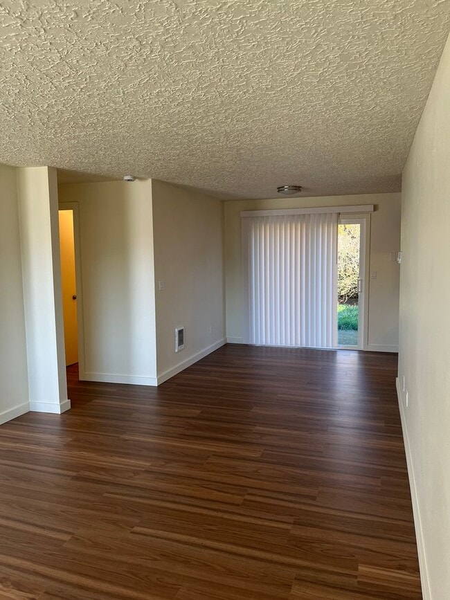 Building Photo - cap03 - NE 106th