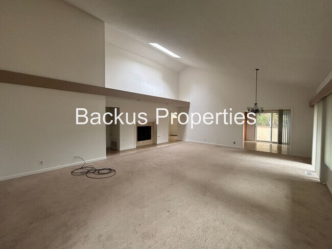 Building Photo - Beautiful three bedroom home in Carmel