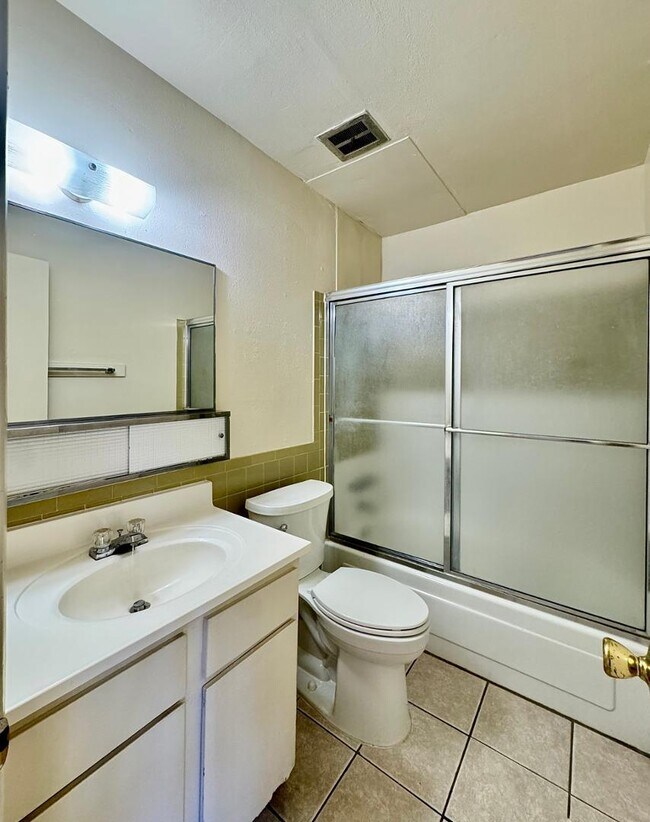 Building Photo - 206 Princeton Dr SE