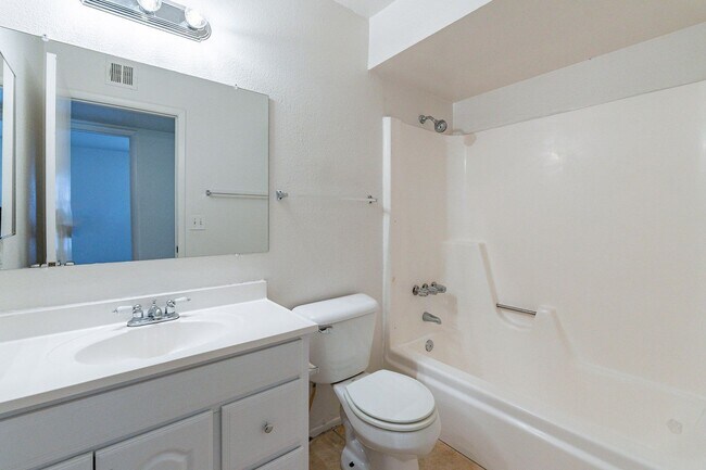 Building Photo - 4501 W Cinnabar Ave