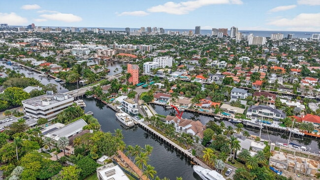 Building Photo - 400 Mola Ave