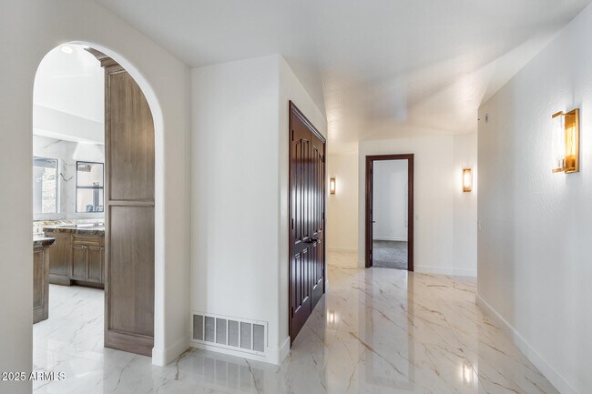 Building Photo - 8303 N 61st Pl