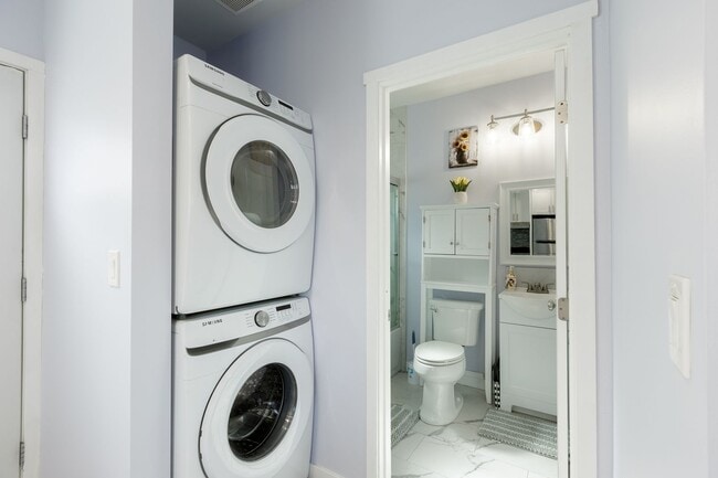 Building Photo - Charming Studio Garage Conversion Private Entrance!! UTILITIES INCLUDED!
