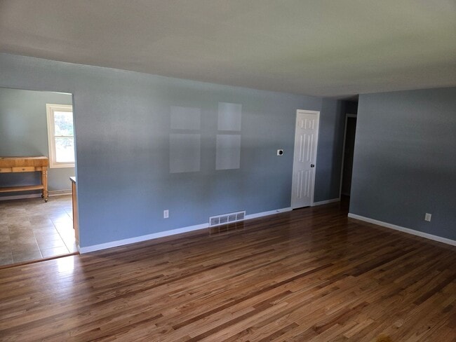 Building Photo - Well maintained 3 bedroom home