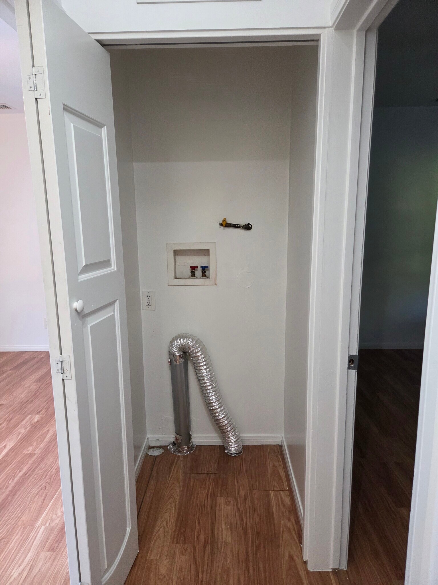 Laundry hookups - 11536 Cumpston St