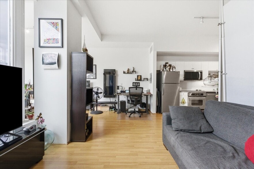 Building Photo - 350 W Ash St