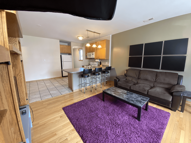 Kitchen / Family Room - 2442 W Fillmore St