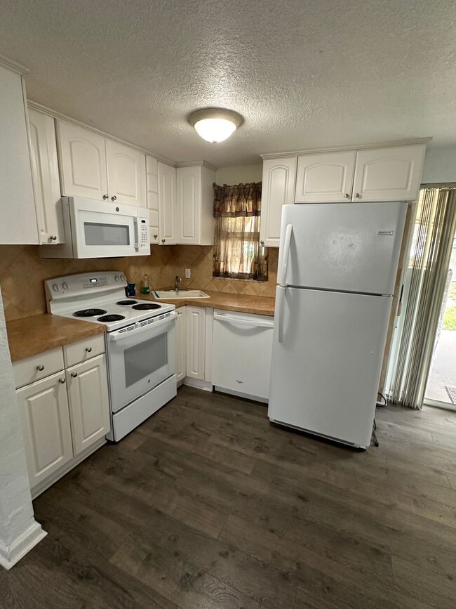 Building Photo - Quaint 2 bedroom 1 bathroom in New Port Ri...