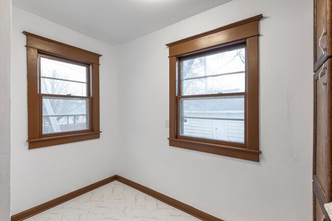 Building Photo - 5122 S 37th St