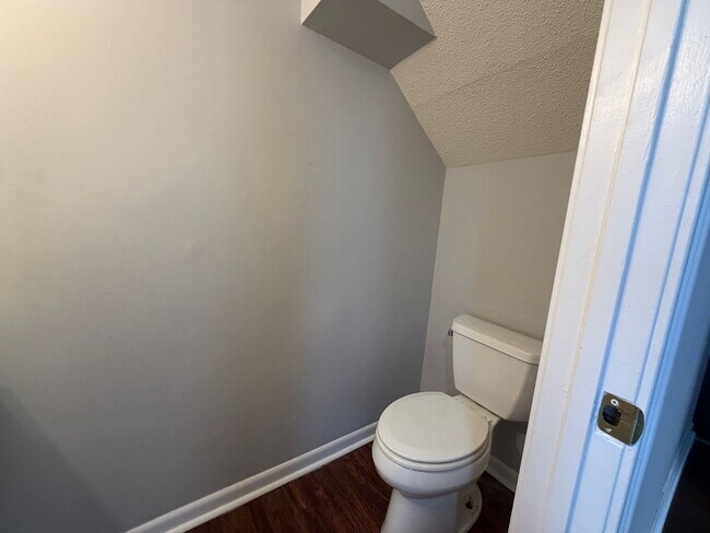 Building Photo - Spacious 3 Bedroom Townhome in Oak Park