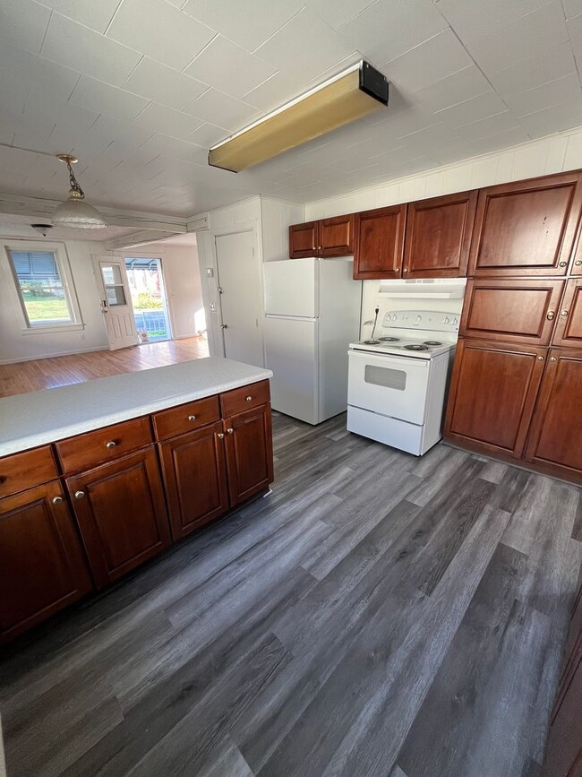 Building Photo - 3 Bedroom, 2 Bathroom Single Family Home i...