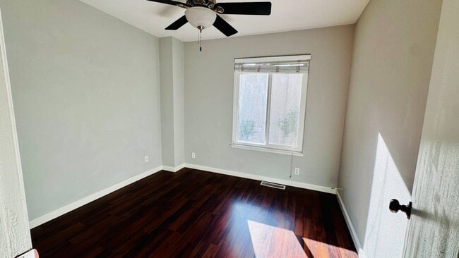 Building Photo - Charming 3BR/1.5BA Townhouse in Pleasanton...