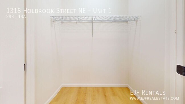 Building Photo - 1318 Holbrook St NE