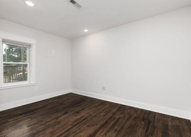 Building Photo - 1620 14th Ave N