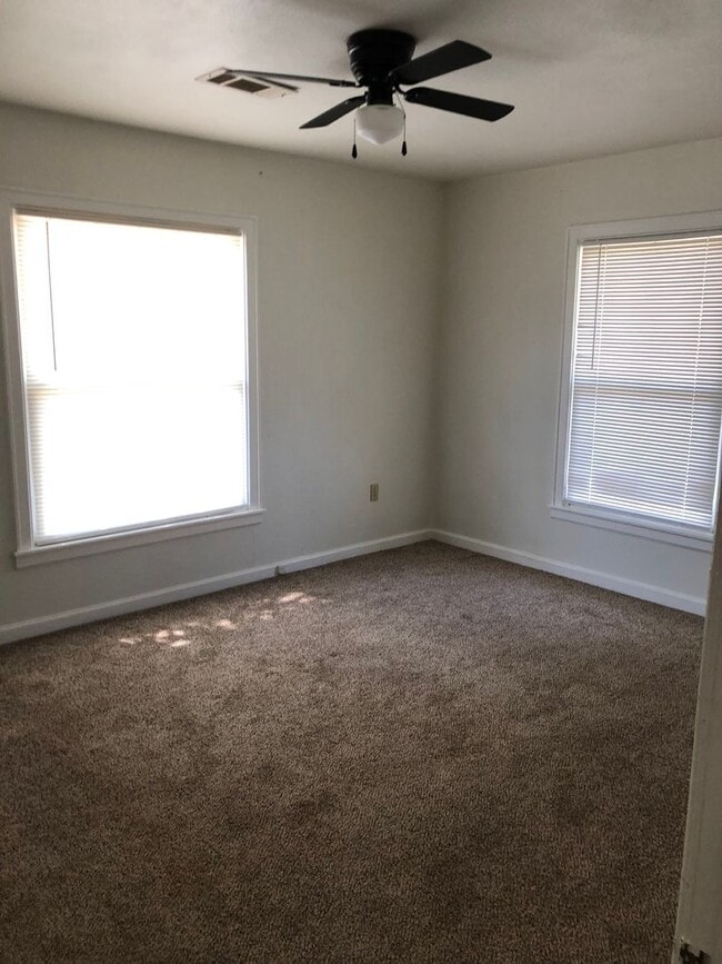 Building Photo - Charming 2 Bedroom Home with Garage in Sea...