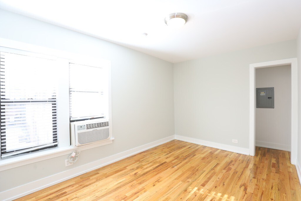 Building Photo - 553 W Arlington Pl