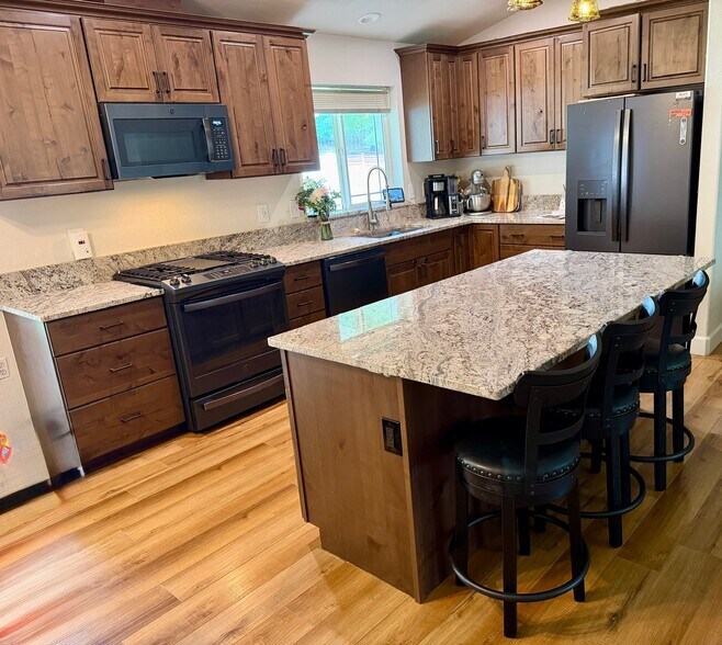 Building Photo - 1321 E Elderberry Cir