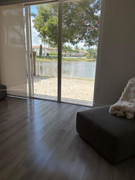 Building Photo - 8666 NW 114th Ct