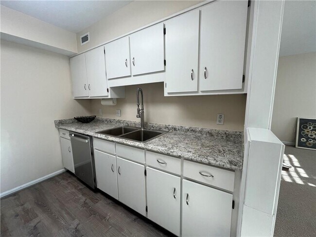 Building Photo - 475 Mount Vernon Hwy NE