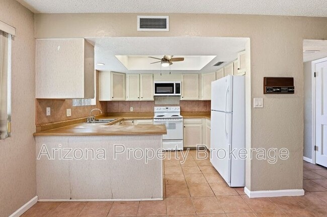 Building Photo - 2192 E Balboa Dr