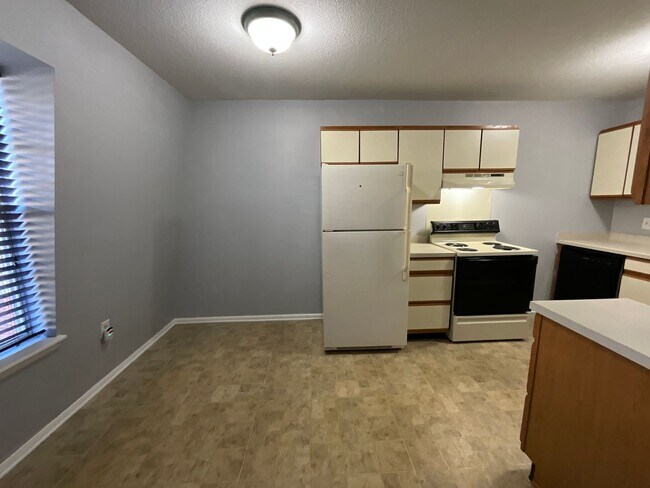 Building Photo - 3830 Country Club Rd