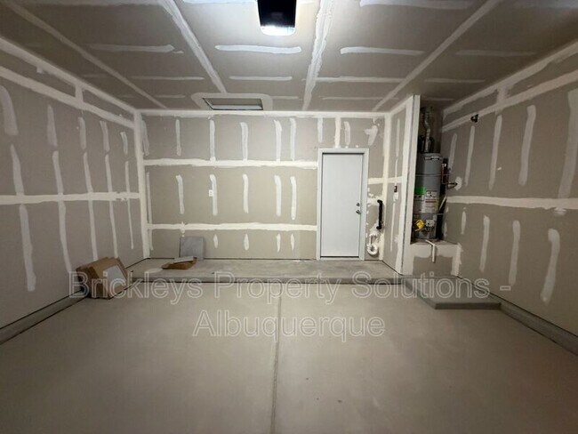 Building Photo - 6118 Chicago Dr SE