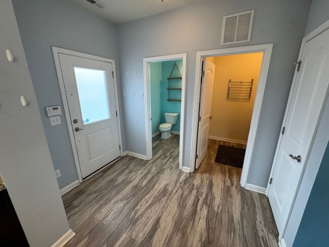 Building Photo - Bright & Spacious End Unit in Thompson Ridge