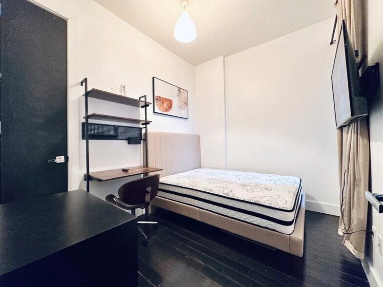 Building Photo - Furnished room/NOT APARTMENT